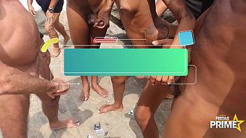 Sexo na praia de nudismo com neguinha que fez uma suruba