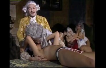 Festa fantasia na época medieval repleta de putaria para representar fielmente os costumes da época