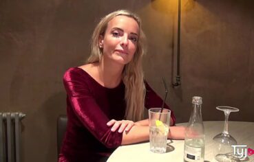 Loirinha romântica que ama ser cortejada foi para restaurante e acabou levando bastante madeira do macho comedor