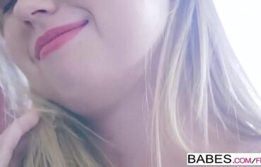 Loirinha sapeca ama se masturbar fortemente no cuzinho e bucetinha, ela quis provar que não precisa de macho pra nada