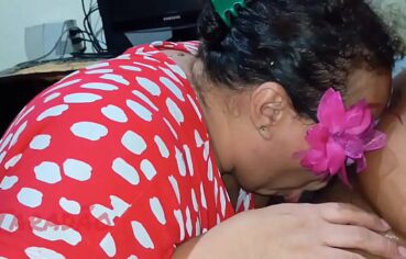 Coroa gostosa ama mamar a rola do coroa comprometida e e o malandro que há tempos não tinha ganho uma mamada ficou extasiado