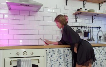 Garota inocente tava na cozinha e o malandro chegou de mansinho para comer a cadela com toda potência