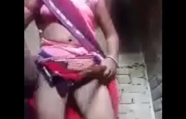 Indiana gostosa do caralho se masturbando para provão o quão gostosa ela é tentando arrumar um macho para comê-la com toda força