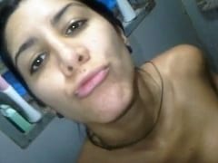 Beijinho exibindo o corpão no banho e se tocando com tesão