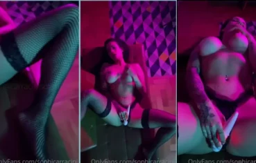 Brincando com o vibrador na buceta, Sophia Carracini pronta para gozar