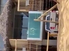 Casal transa na piscina de vidro com público assistindo – vídeo quente