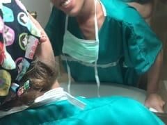 Dentista tarado pega colega no banheiro do consultório e grava foda rápida