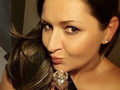 Esposa safada se masturba com vibrador enquanto corno grava tudo
