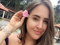 Funcionária pública e cantora mostra tudo sem pudor
