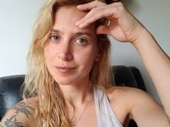 Gata aparece em cena de série esbanjando sensualidade e gostosura