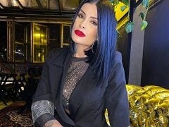 Gostosa mostrando os seios grandes de lingerie provocante