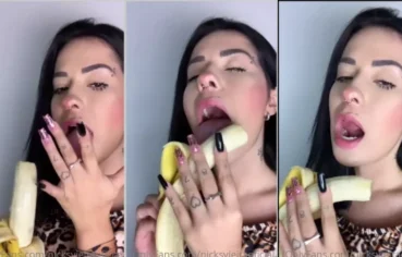 Mamando uma banana deliciosa excitante