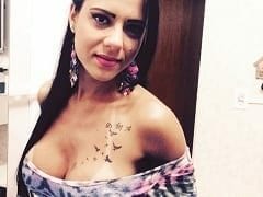 Morena peituda exibindo seu talento numa cena de sexo real