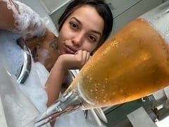 Moreninha tatuada se exibe peladinha e fode com consolo de quatro