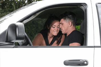Ninfomaníaca não aguenta e mete no carro com ficante antes de chegar em casa
