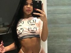 Rebolando na ducha com aquele corpão de novinha