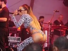 Sensual Fez um Strip Usando Calças Apertadas e Rebola Mostrando a Bundinha