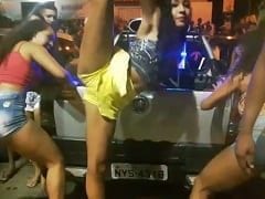 Três Baianas com bundões rebolando e agitando a festa na rua