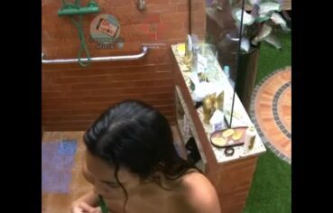 Alane do BBB24 exibe os peitos sem querer em cena quente