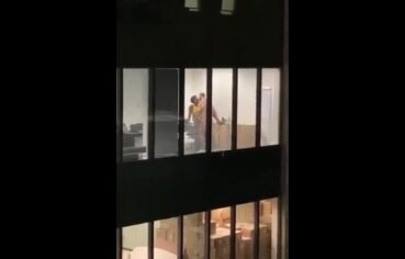 Careca Surpreendido Metendo Gostoso em Uma Mulatinha No Escritório