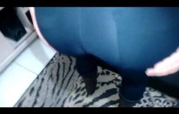 Esposinha safada de quatro mostrando a bunda pra levar pau