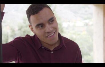 Jovem gay branquinho dominado por macho socador