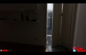 Loira peituda abre a buceta carnuda para o amigo em cena quente