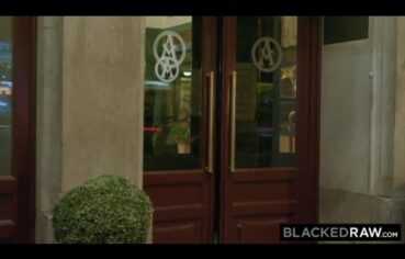 Loira safada fode gostoso com negão em motel ardente
