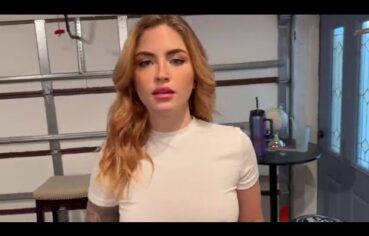 Loira Sensual Recebe Surra de Prazer em Cima da Mesa