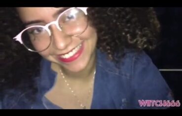 Ninfeta nerd safada chupou o pau com muita vontade