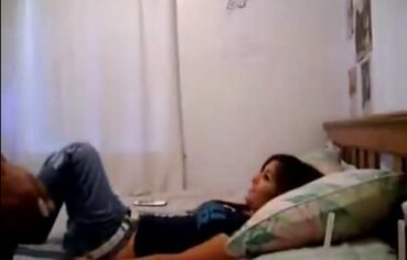 Novinha arregaçada pelo namorado safado em vídeo quente
