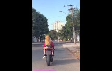 Rakel Silva mostra tudo peladinha em passeio de moto quente