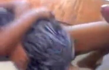 Adriana Leal sentando com força no pau duro do tarado e gemendo de prazer