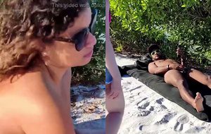Albina e morena safada ajudam tarado a gozar na praia em cena picante