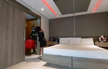 Aline gostosa fode intenso com o entregador de pizza