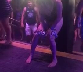 Amadora fogosa mijando em público no baile e deixando todo mundo louco