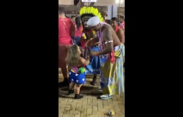 Anã fogosa cavalgando no colo do cara no carnaval e gemendo alto