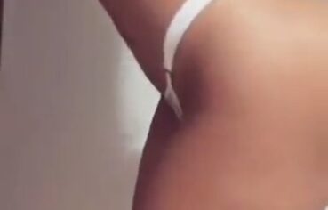 Angel puta rabuda rebolando de fio dental e exibindo a bunda tatuada