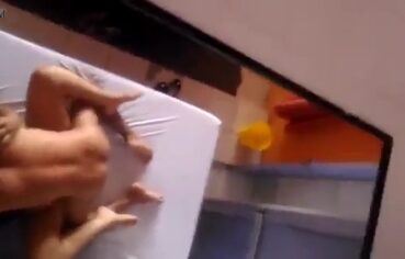 Bia amadora cavalgando gostoso no espelho do teto gemendo alto