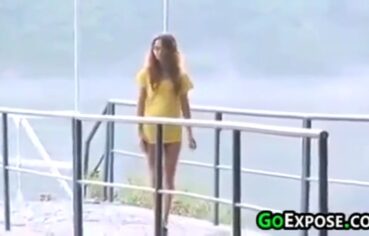 Brasileira safada grava vídeo amador em parque público para o namorado