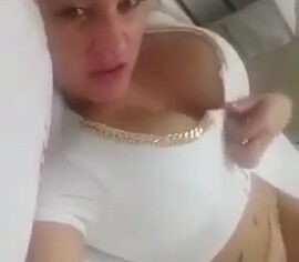 Bruna gostosa se exibindo nua e falando putaria com voz de criança