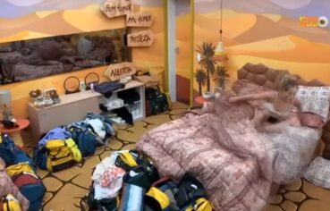 Bruna griphao exibe a calcinha no quarto do bbb23