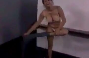Bruninha de sapucaia mostrando a buceta no banheiro do colégio