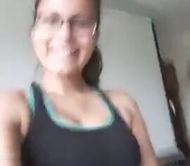 Carina novinha exibe buceta peladinha com cara de safada