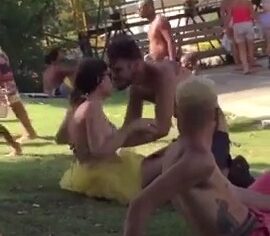 Carnaval na gávea casal se amassa no gramado em foda quente