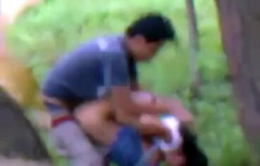 Casal de novinhos fode gostoso no parque em flagrante amador