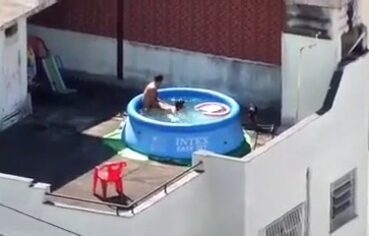 Casal safado trepando gostoso na piscina de plástico no terraço