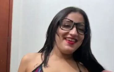 Colegial de óculos manda um boquete intenso e cheio de tesão