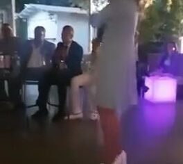 Coroa safada dançando sem calcinha e levantando o vestido na festa de casamento