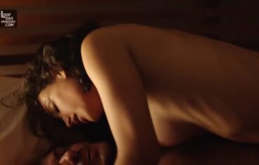 Débora Nascimento pelada e gostosa na cena de sexo intenso